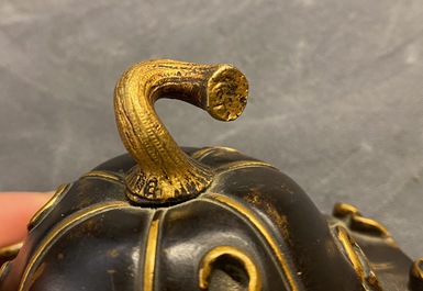 Un br&ucirc;le-parfum tripod en bronze au couvercle et socle en forme de feuille de lotus, Chine, 17/18&egrave;me